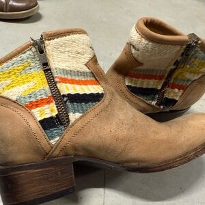 Free birds women’s boots size 7.5 Navajo cloth and leather